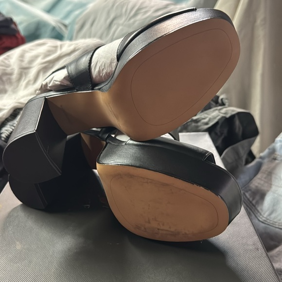 Vince Camuto. Size 8.5 - Picture 3 of 4